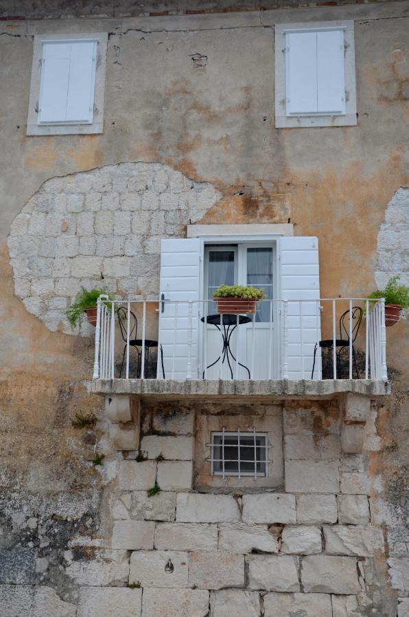 Castel Nonna Franka Apartment Sutivan ภายนอก รูปภาพ