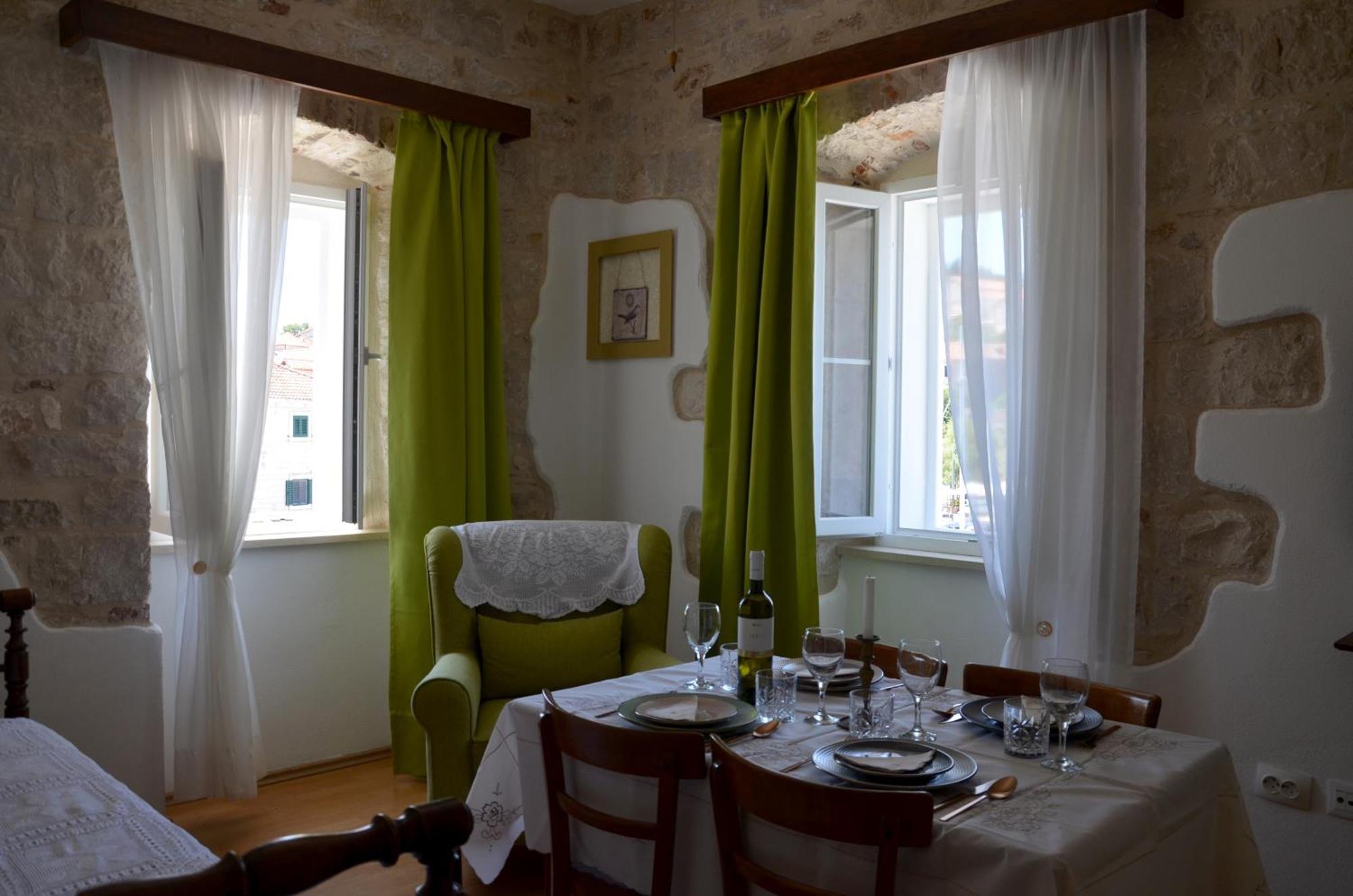 Castel Nonna Franka Apartment Sutivan ภายนอก รูปภาพ