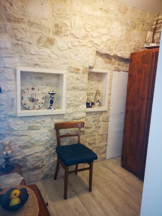 Castel Nonna Franka Apartment Sutivan ภายนอก รูปภาพ
